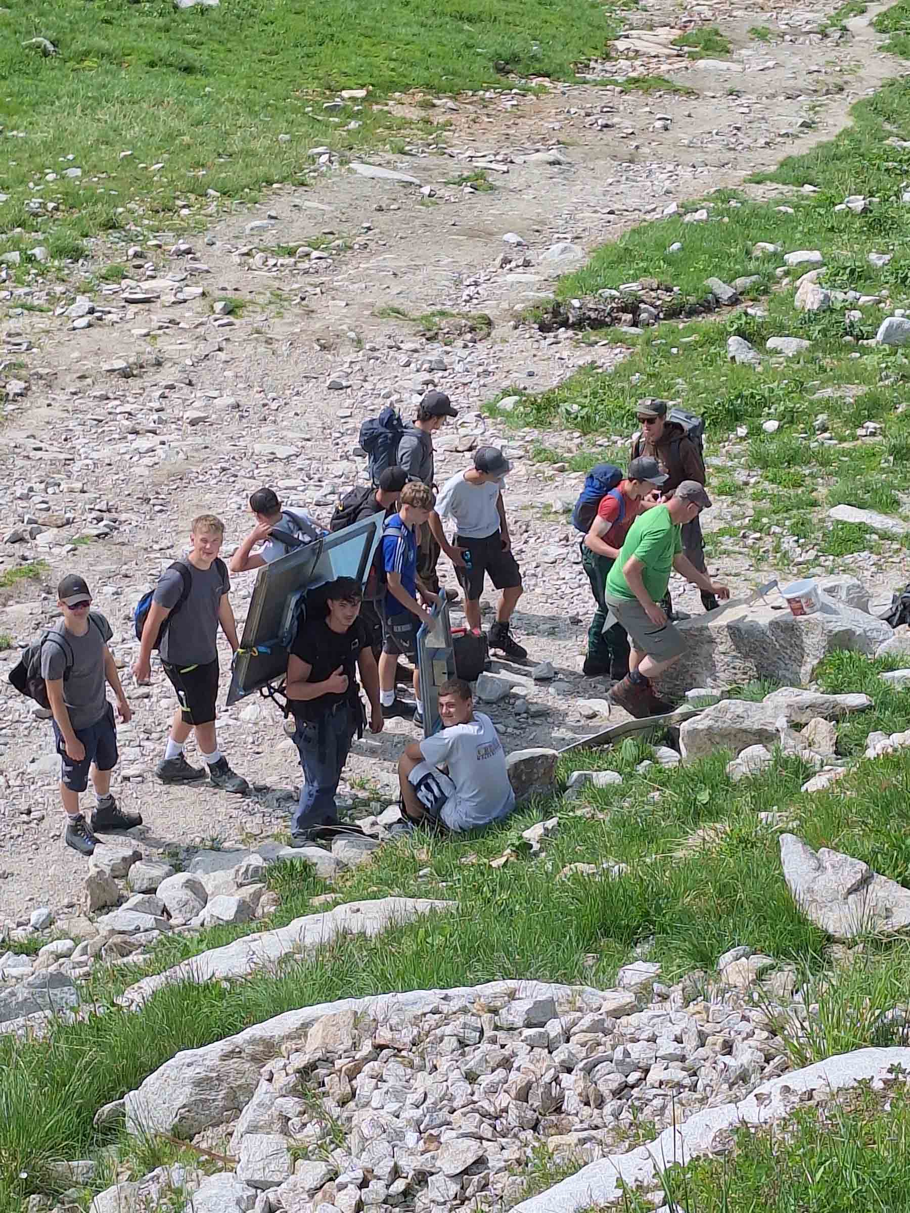 Schueler bei der Montage der Themenwegstafeln in der Weissseegletscherwelt c NPHT Stefan Lerch