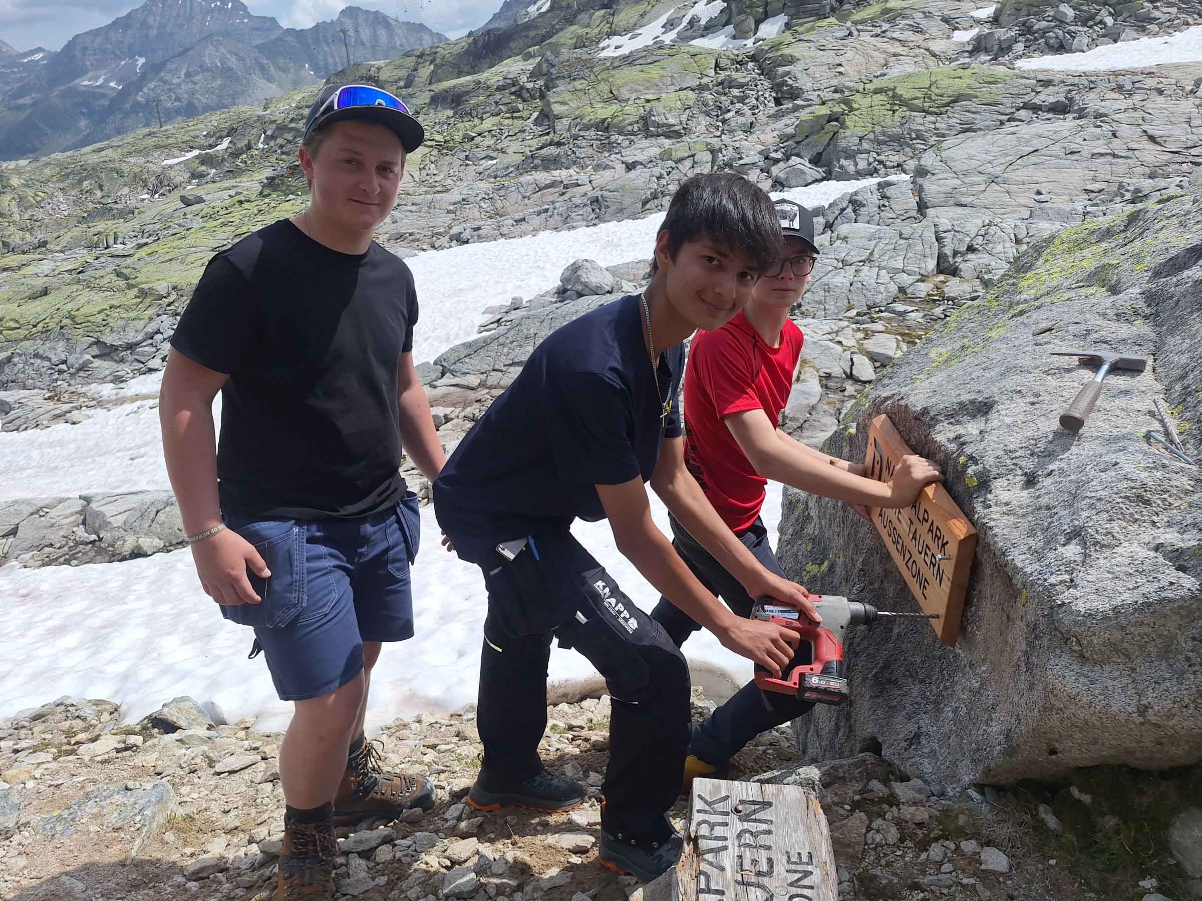 Schueler bei der Montage einer neuen Schutzgebietstafel c NPHT Stefan Lerch