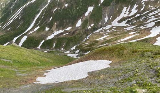 Schneefläche im Hochgebirge im Sommer auf rund 2.500 Meter Seehöhe