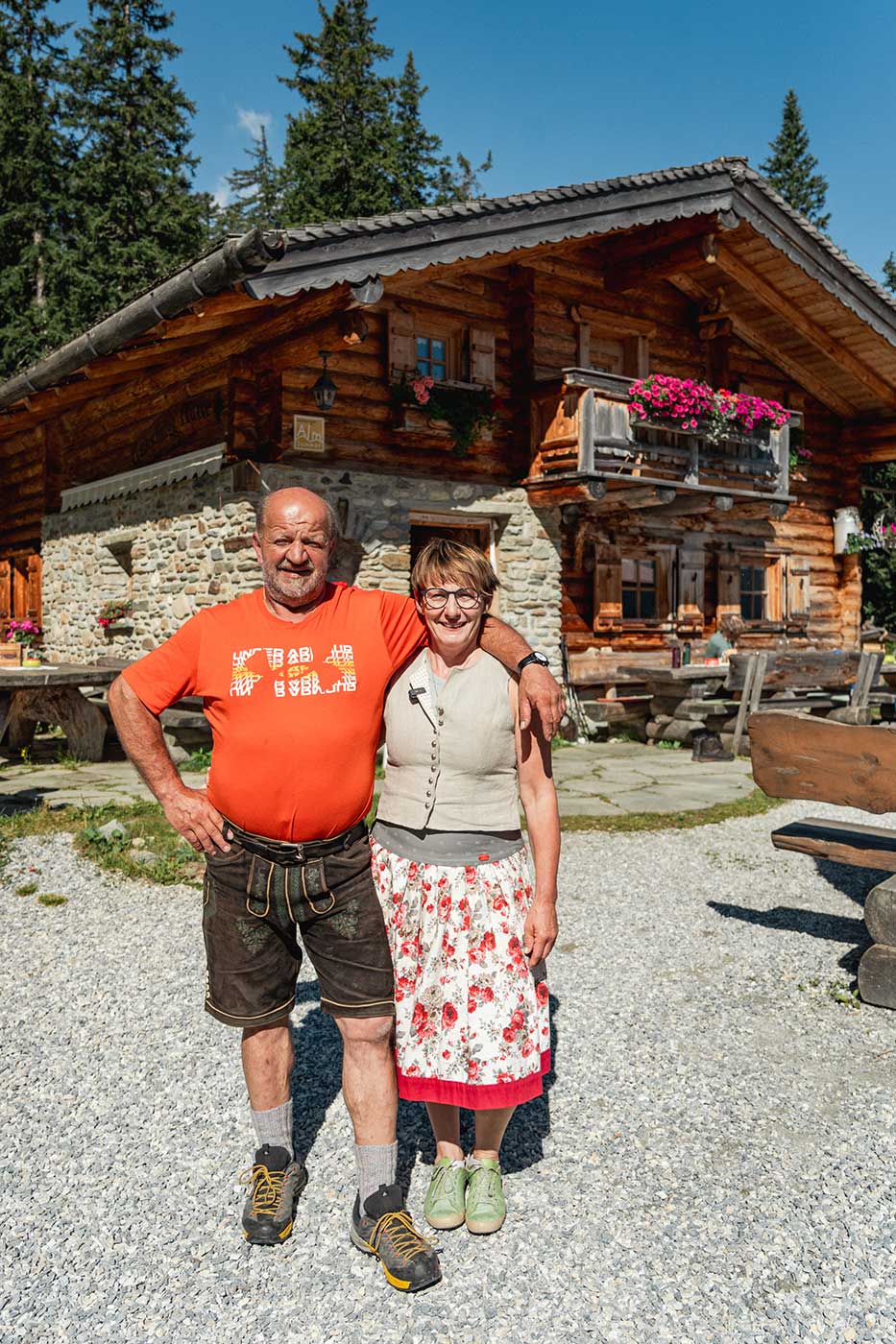 Sophie und Josef Ennsmann vor ihrer Gainschniggalm c Kathrin Egger