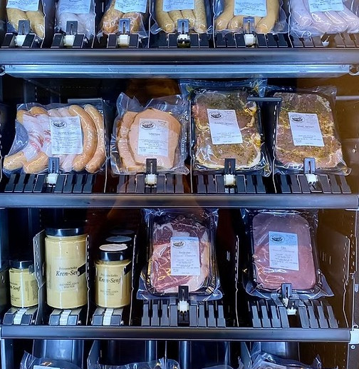Fleischprodukte und Senf im K&uuml;hlregal