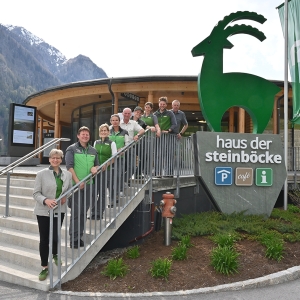 Nationalpark-Mitarbeiter:innen bei der Saisoneröffnung im Haus der Steinböcke_Foto Peter Schober