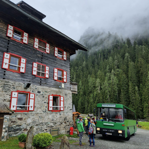 Einige der Teilnehmer gelangen mit dem Smaragd-Express ins Habachtal. © NPHT/A. Riegler