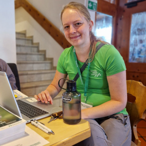 Sylvia Flucher bei der Arbeit im eingerichteten Tagungsbüro. © NPHT/A. Riegler