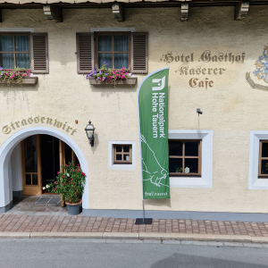 Das im Landhotel Kaserer in Bramberg eingerichtete Tagungsbüro ist auch von Außen gut erkennbar © NPHT/A. Riegler