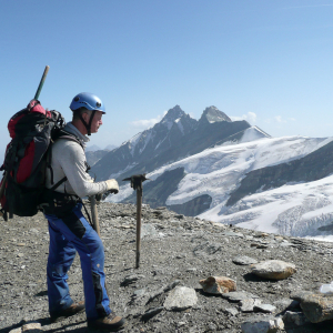 Hannes am Gipfel des Johannisberges mit Blick auf den Großglockner.  © Hofer