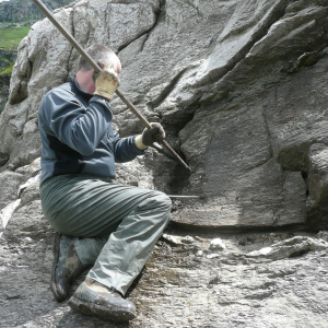 Hannes beim Arbeiten an einer Kluft im Stubachtal. © Hofer