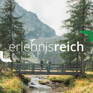 ktnWanderer stehen auf Holzbrücke
