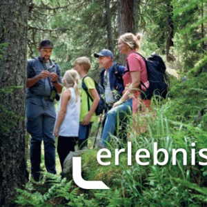 Ranger mit Familie im Wald