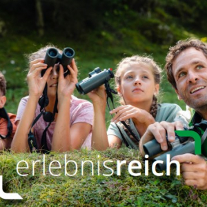 Ranger mit Kindern Beobachtung mit Fernglas