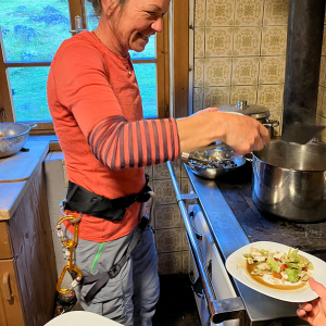 Essensausgabe von Rangerin Martha im Klettergurt © © Hannes Wiesinger