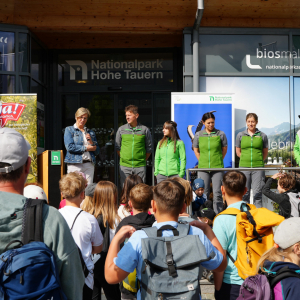 Barbara Pucker, Nationalpark-Direktorin, begrüßt die Gäste und eröffnet das Partnerschulfest vor dem BIOS Nationalparkzentrum Mallnitz.Foto NPHT_Justina Heinz 