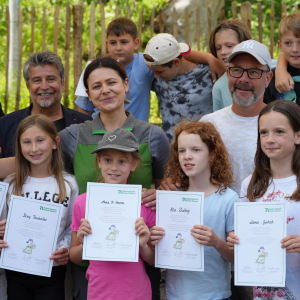 Landtagsabgeordneter Stefan Sandrieser und Bürgermeister Günther Novak (Nationalparkgemeinde Mallnitz) überreichten den Schüler:innen der Nationalpark-Volksschulen feierlich Urkunden für ihre erfolgreiche Teilnahme am Partnerschulprogramm.