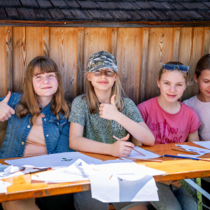 Schüler:innen beim kreativen Gestalten eines immerwährenden Nationalpark-Kalenders. © NPHT/Florian Kreidl-Glück