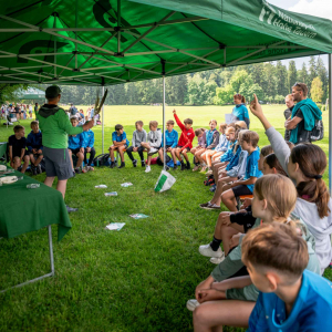 Nationalparkmitarbeiter Stefan Lerch vermittelt Schüler:innen Wissen über Wildtiere. © NPHT/Florian Kreidl-Glück