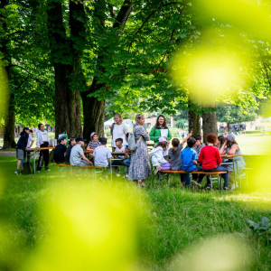 Schüler:innen und Lehrerinnen an der Wissensstation „Stadt – Land – Fluss“. © NPHT/Florian Kreidl-Glück