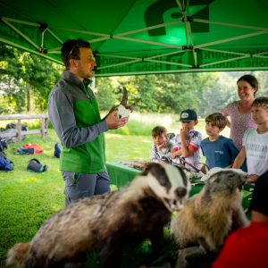 Schüler:innen erfahren Wissenwertes über Wildtiere vom Nationalpark Berufsjäger Michael Lagger. © NPHT/Florian Kreidl-Glück