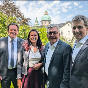 Zur 34. Ratssitzung trafen sich die zuständigen Landesrät:innen und Bundesvertreter in Salzburg. v. l. LR René Zumtobel (Tirol), LRin Sara Schaar (Kärnten), Ratsvorsitzender LR Josef Schwaiger (Salzburg), und Bundesvertreter Sektionschef Christian Holzer.