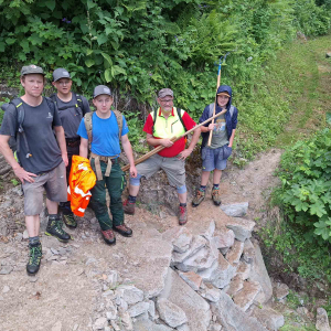 Ein Teil der Gruppe nach der erfolgreichen Wiederherstellung einer Bachquerung. © NPHT/Stefan Lerch