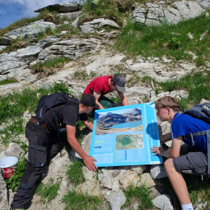 Montage einer der neuen Themenwegtafeln in der Weißsee Gletscherwelt © Gerhard Berger