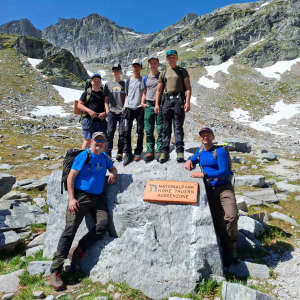 Die Gruppe präsentiert stolz eine neu montierte Schutzgebietstafel. © NPHT/Anton Rattensberger