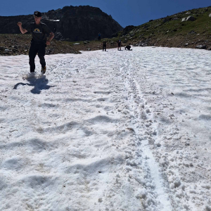 Rutschpartie über die verbliebenen Schneefelder. © NPHT/Stefan Lerch