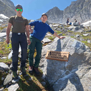 Zwei Schüler mit einer der neu angebrachten Schutzgebietstafel. © NPHT/Stefan Lerch