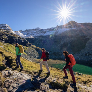 Rangerin mit Gästen unterwegs am Grünsee c NPHT Gartner