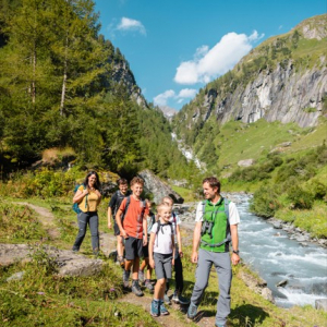 Ranger mit Gruppe unterwegs im Umbaltal_c NPHT Gartner