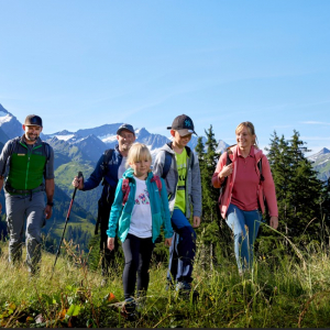 Ranger mit Gruppe unterwegs im Gelände. c Ferienregion Michael Huber
