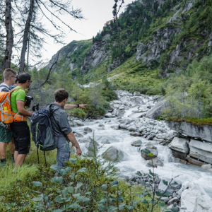 Ranger mit Gruppe unterwegs im Wildnisgebiet Untersulzbachtal. c NPHT Kathrin Egger