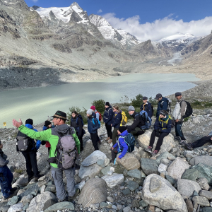 Auf dem Gletscherweg Pasterze enthüllt Ranger Georg den Junior Ranger:innen die Geheimnisse des Eises und der alpinen Natur ringsum (Foto Karoline Winkler).