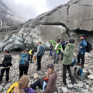 Auf dem Gletscherweg Pasterze enthüllt Ranger Georg den Junior Ranger:innen die Geheimnisse des Eises und der alpinen Natur ringsum (Foto Karoline Winkler).