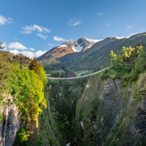 Blick auf die Hängebrücke über Schlucht am Iseltrail