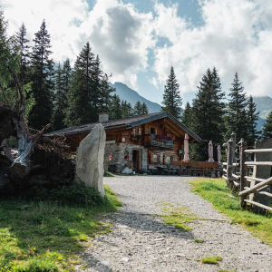 Gainschniggalm mit geöffnetem Tor © Kathrin Egger