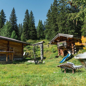 Für Kleine Wandererer gibt es einen Spielplatz mit Minialm. © Kathrin Egger