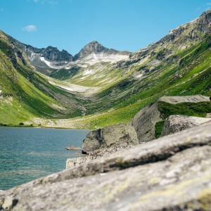Der Dorfersee im Kalser Dorfertal. Im Hintergund der Kalser Tauern