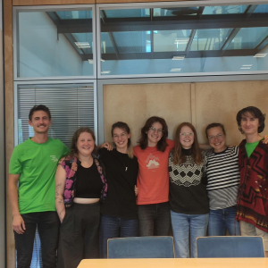 Auf dem Bild sind sieben junge Erwachsene zu sehen.