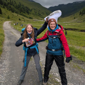 Zwei junge Erwachsene. Sie lachen.