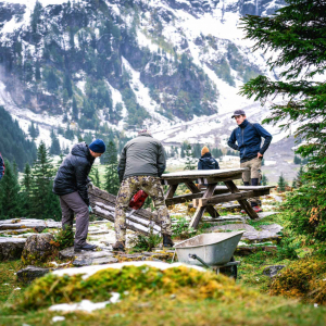 Abbau der alten Sitzgarnitur am Social-Active-Day © NPHT/Florian Kreidl-Glück