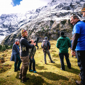 Mit dem Spektiv wird das Gebiet rund um den Hintersee erkundet. © NPHT/Florian Kreidl-Glück