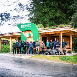 Gruppe vor der Nationalpark-Infohütte Hintersee © NPHT/Florian Kreidl-Glück