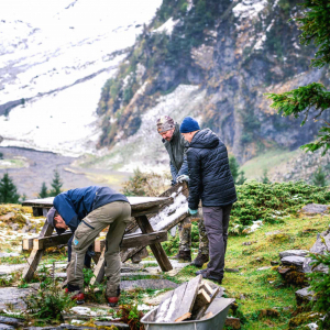 Zerlegung der morschen Sitzgarnitur am Social-Active-Day © NPHT/Florian Kreidl-Glück