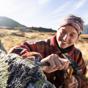 Junge Forschende mit Meisel bei der Flechtenentnahme©Fabian Dalpiaz_WEB11