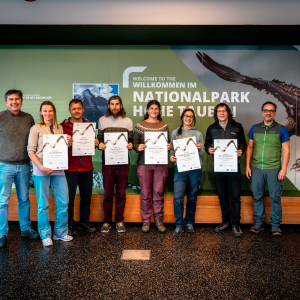6 neue Nationalpark Ranger:innen mit Prüfungskommission _c_NPHTKreidl-Glueck