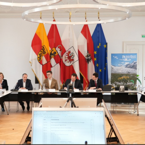 Der Nationalparkrat tagt im Rococosaal des Landes Tirol / c Land Tirol Knabl