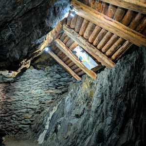 Neue Holzzimmerungen im Hauptstollen_c_NPHTSchwab