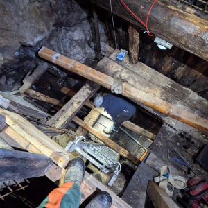 Austausch von Holzbalken im Richtschacht_c_NPHTSchwab