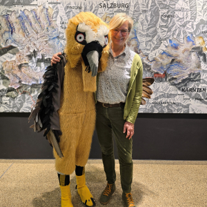 B&auml;rbl Bartgeier an der Seite von Nationalparkdirektorin Barbara Pucker zum Auftakt des Kindergartenmonats im BIOS Nationalparkzentrum.