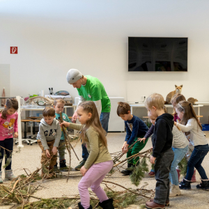 Kindergartenkinder aus Obervellach gestalten gemeinsam einen Bartgeierhorst und tauchen dabei spielerisch in die faszinierende Lebenswelt eines der beeindruckendsten V&ouml;gel der Alpen ein.